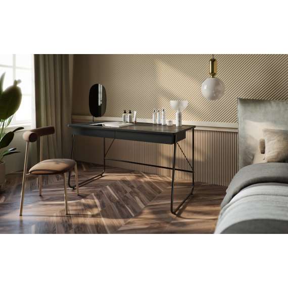 Skrivebord Match MB 135x67 cm - sort - med skuffer