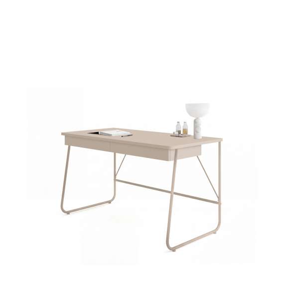 Skrivebord Match MB 135x67 cm - beige - med skuffer