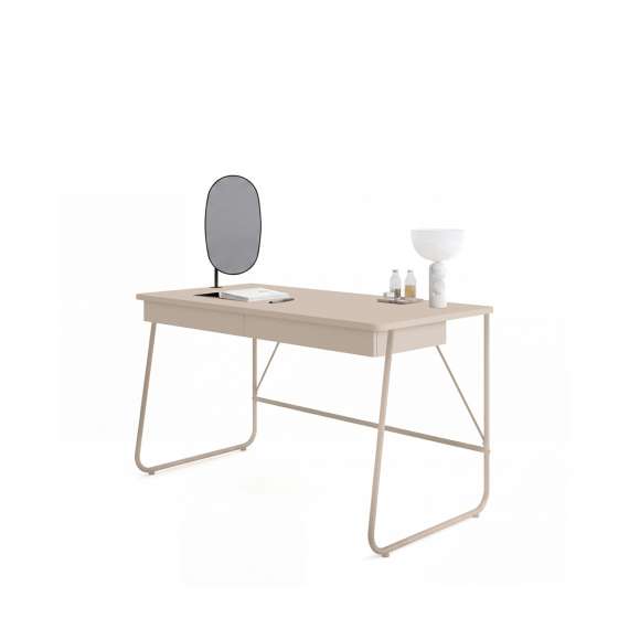 Skrivebord Match MB 135x67 cm - beige - med skuffer