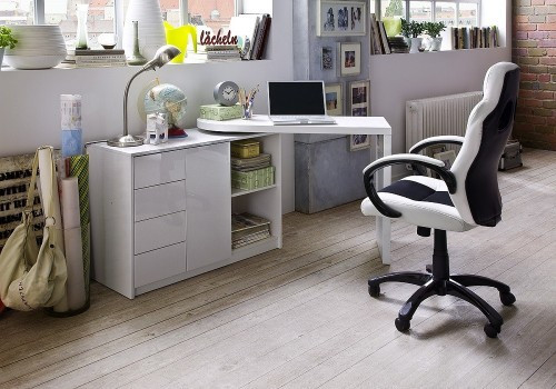 Skrivebord og skrivebordsstol